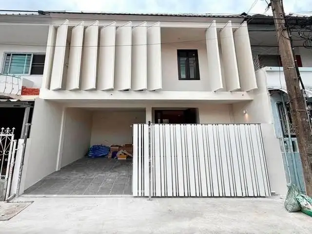 HS 2046 For Sale: 2-Story Modern Minimal Townhome, Ladprao 41, Near MRT Phawana